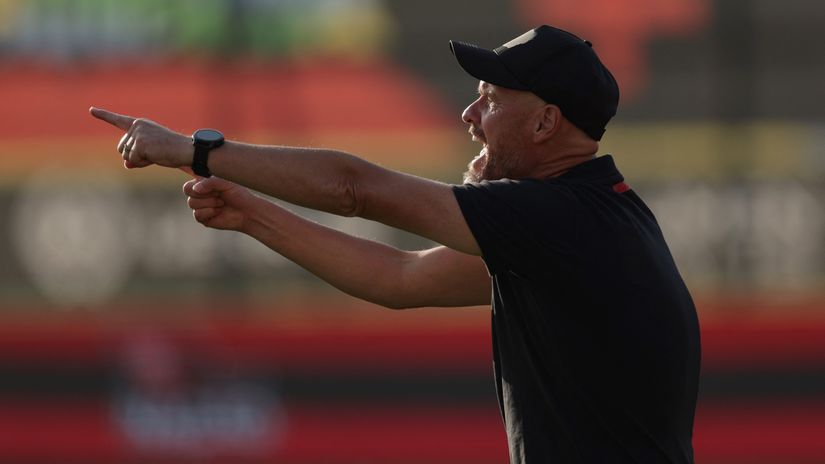 Angry Ten Hag giving instructions to his players during the "infamous" match (©Reuters/Ricardo Moraes/Gallo Images)