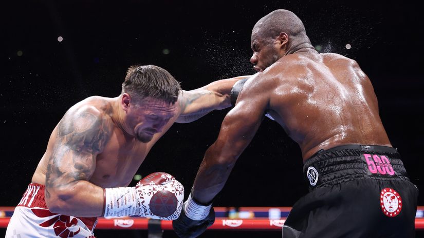 The moment Usyk threw the decisive punch (©Richard Pelham/Getty Images)