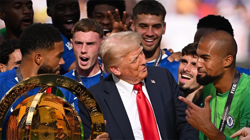 Trump with Chelsea players as they were about to lift the trophy (©David Ramos/Getty Images)