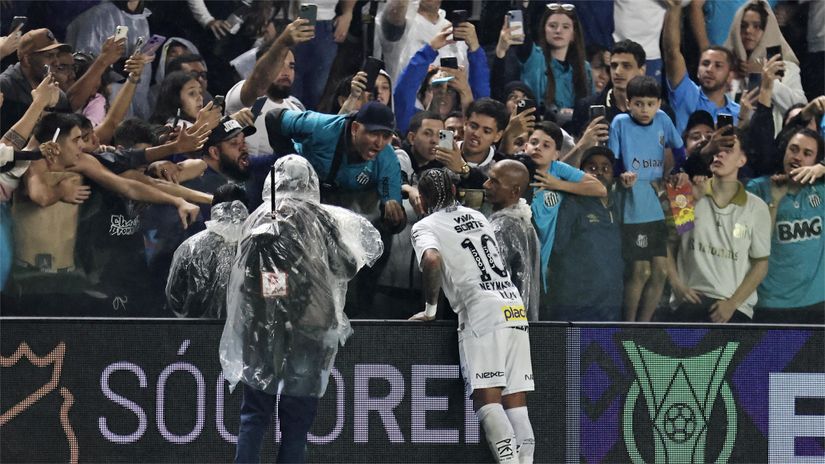 Neymar in a discussion with a furious fan (©REUTERS/Thiago Bernardes)