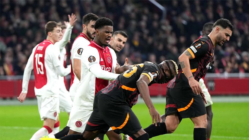 Hato pushes Osimhen (©Alex Bierens de Haan/Getty Images)