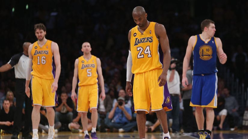 Kobe Bryant (#24) casually walks off the court despite his ACL tear (©AFP)