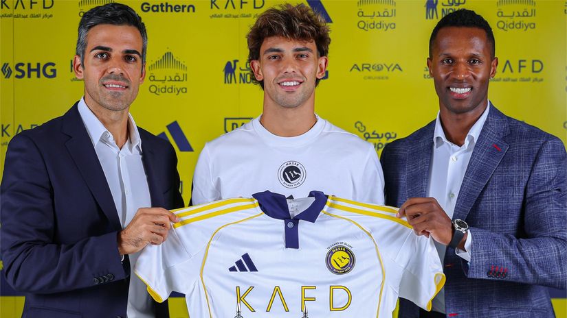 Joao Felix with his Al Nassr shirt (©Al Nassr)