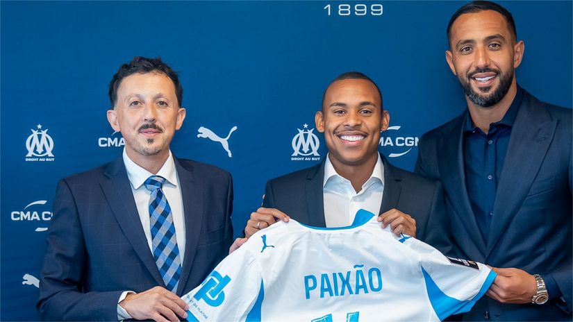 Igor Paixao with OM executives (©X/OM_Officiel)
