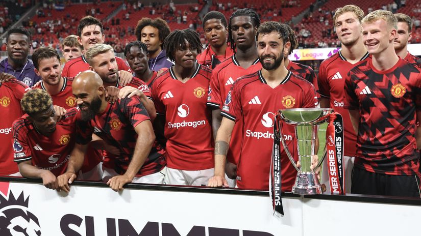 Red Devils with the new trophy (©Gallo Images)