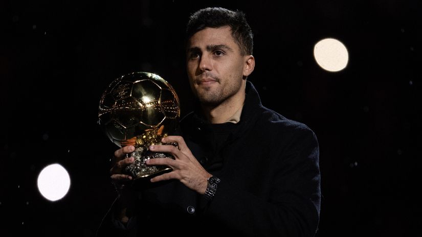 Rodri with his Ballon d'Or reward (©Gallo Images)