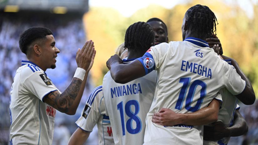 Strasbourg players celebrate their late winner against Metz (©AFP)