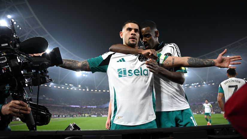 Bruno Guimaraes and Isak (©Getty Images)