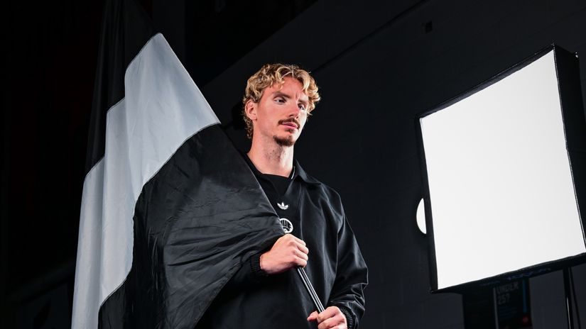 Nick Woltemade at his unveiling at Newcastle (©x.com/NUFC)