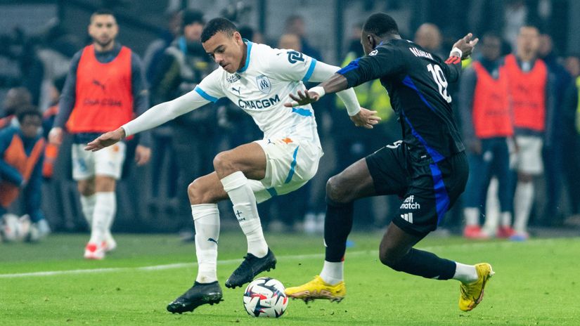 Mason Greenwood of Marseille and Lyon's Moussa Niakhate in action in the previous derby played last February (©AFP)