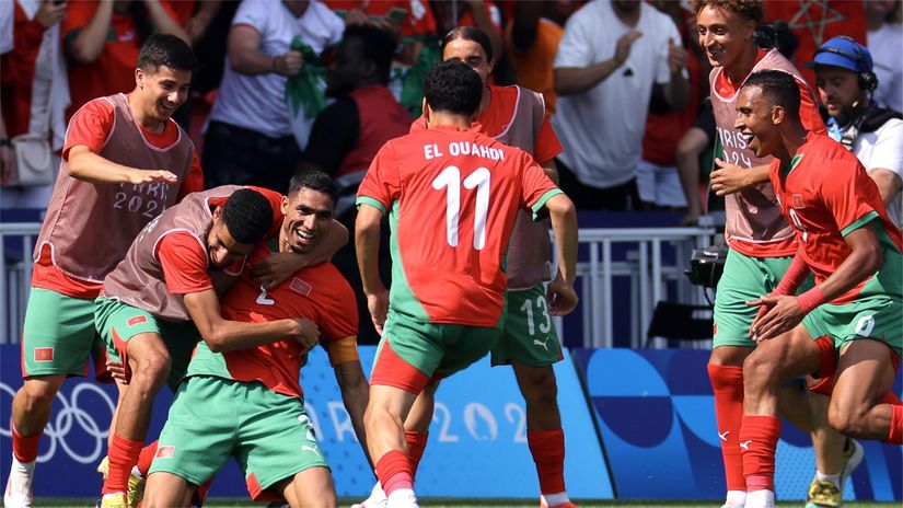 Hakimi celebrates with his teammates (©Marc Atkins/Getty Images)