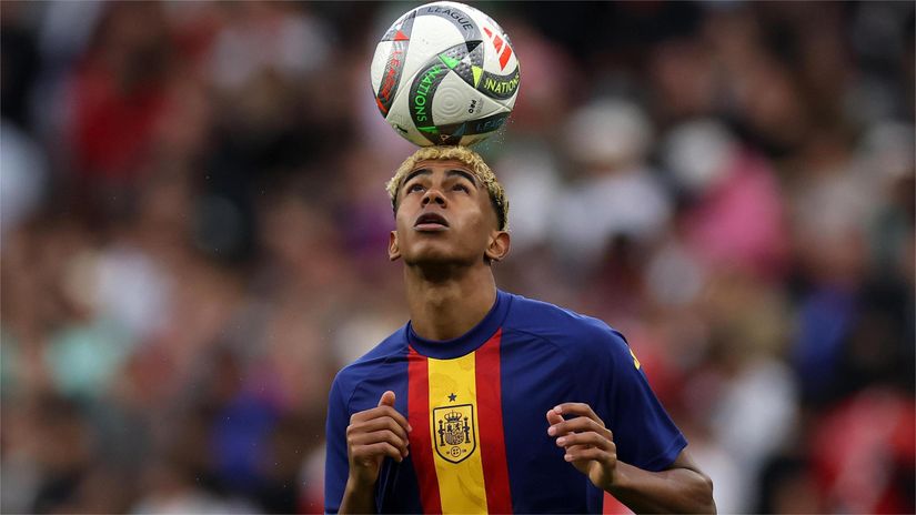 Magician with the ball (©Alexander Hassenstein/Getty Images)