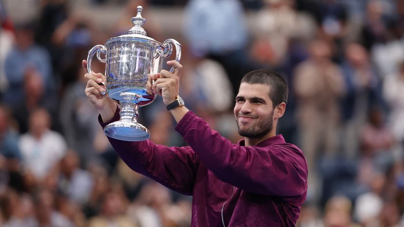 Carlos Alcaraz with the trophy (©Getty Images)