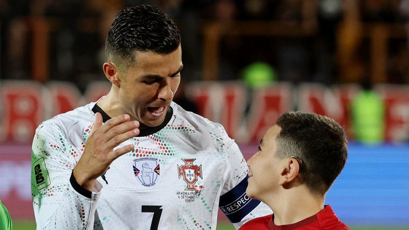 Ronaldo and his new little friend (©Gallo Images)