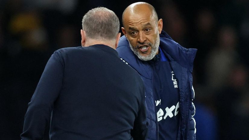Nuno shakes hands with Ange (©REUTERS/David Klein)