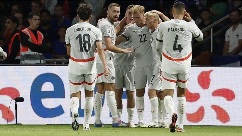 Gudjohnsen celebrates with teammates after scoring against France (©REUTERS/Benoit Tessier)