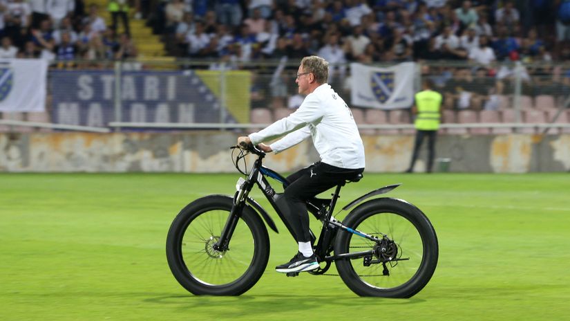 Ralf Rangnick's way to the pitch (©Gallo Images)