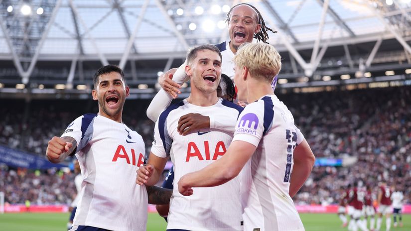 Tottenham players celebrating the goal (©Getty Images)
