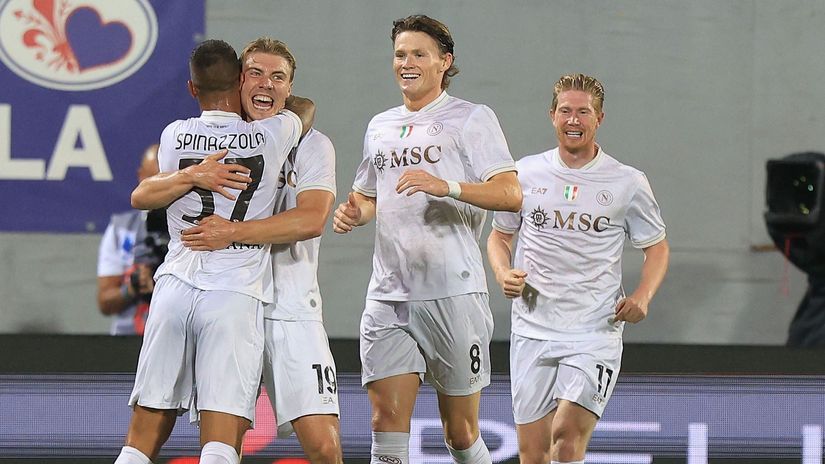 Hojlund is smiling again, and so are the two ex-Manchester lads (McTominay & De Bruyne) behind him (©Gabriele Maltinti/Getty Images)