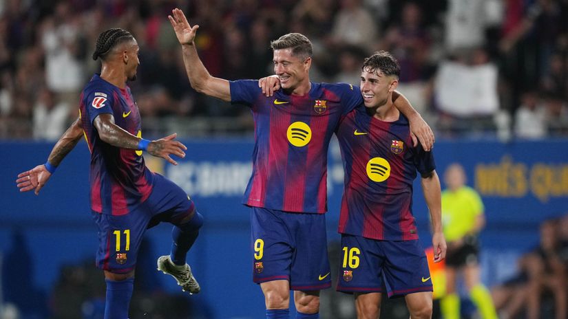 Six goals in Valencia's net in a single photo - Raphinha, Lewandowski, and Lopez (©Alex Caparros/Getty Images)