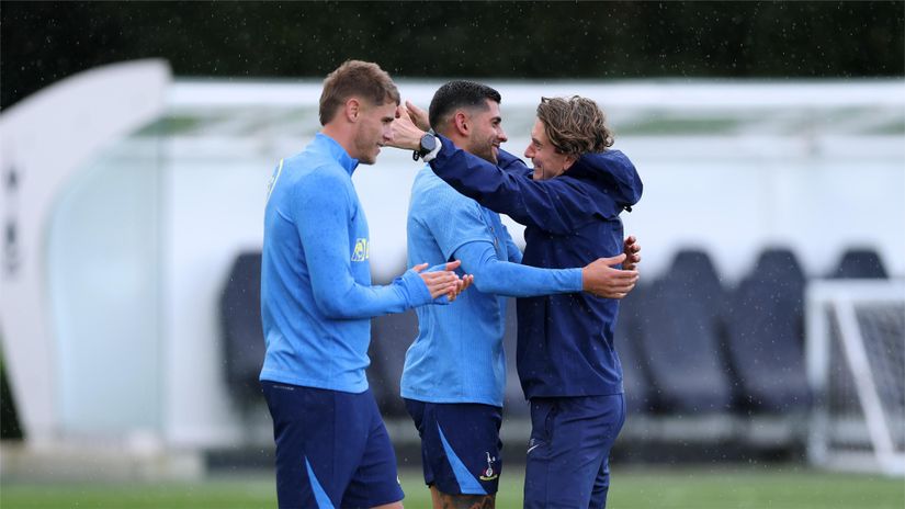 Frank hugs Romero in the last practice before the Villarreal tie (©Justin Setterfield/Getty Images)