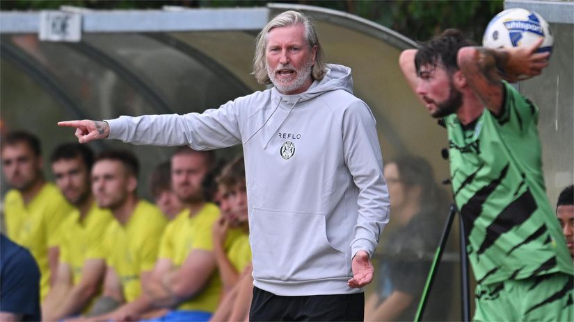 Savage gives instructions by the sidelines (©Alex Burstow/Getty Images)
