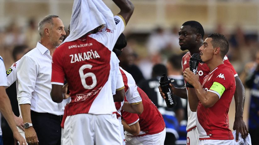 Monaco players freshening up (©AFP)