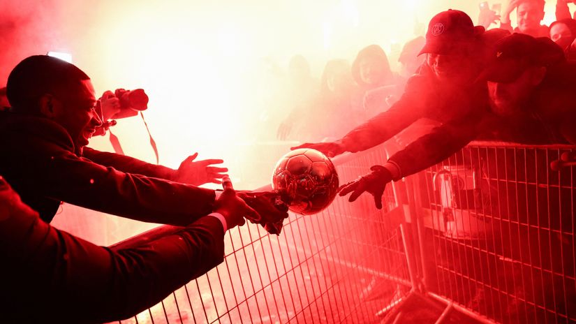 Ousmane Dembele and fans with Ballon d'Or trophy (©AFP)