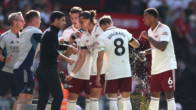 Arteta giving advice to his players (©Stu Forster/Getty Images)