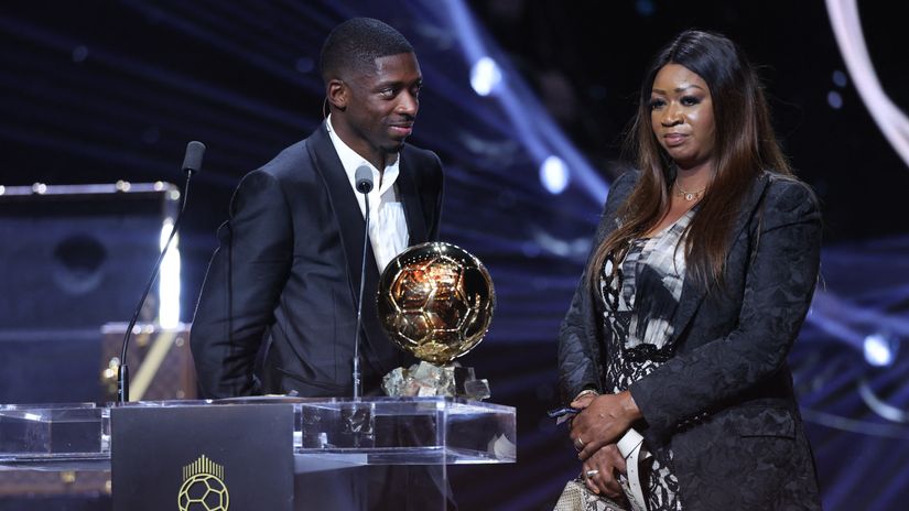 Ousmane Dembele and his mother Fatimata together on stage at the Ballon d'Or ceremony (©AFP)