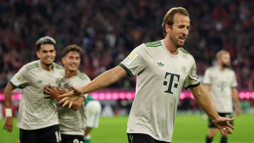 Kane celebrates reaching century of goals at Bayern (©Alexander Hassenstein/Getty Images)
