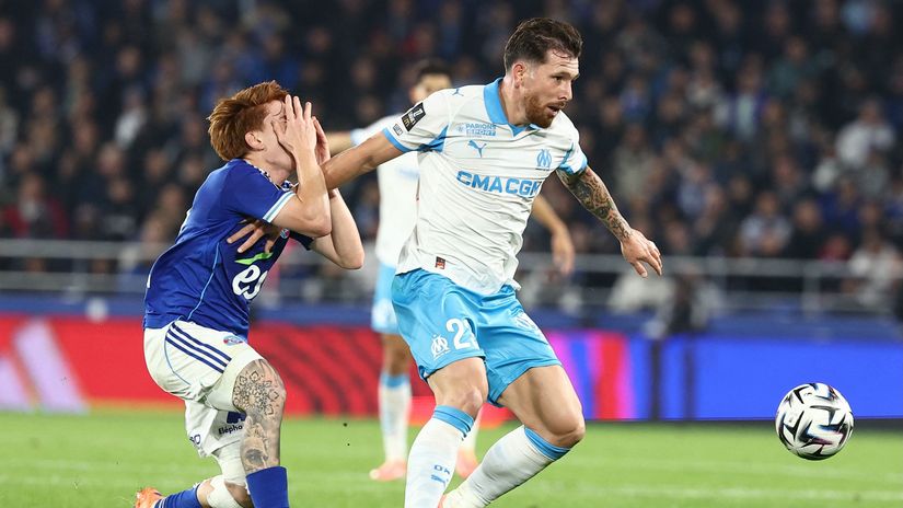 Barco of Strasbourg (left) and Hojbjerg of Marseille (right) in a duel (©AFP)
