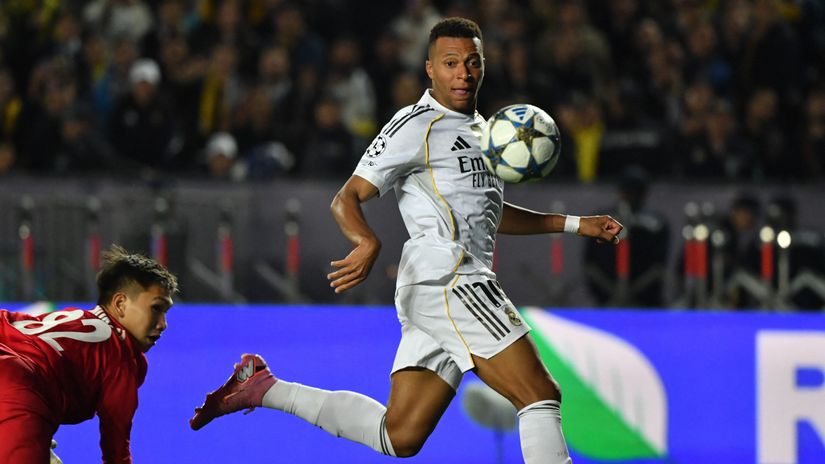 Mbappe scoring his second goal in the game (©AFP)