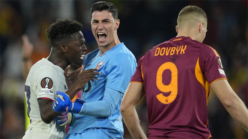 Lille's Berke Ozer celebrates after saving a penalty from AS Roma's Artem Dovbyk (©REUTERS/Matteo Ciambelli)