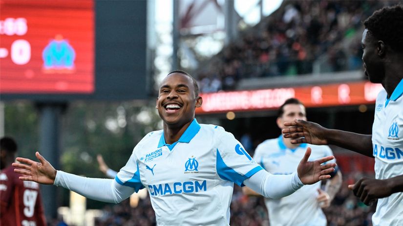Igor Paixao celebrates after scoring the opener (©AFP)