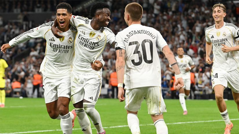Vini celebrates with his teammates after scoring against Villarreal (©Denis Doyle/Getty Images)