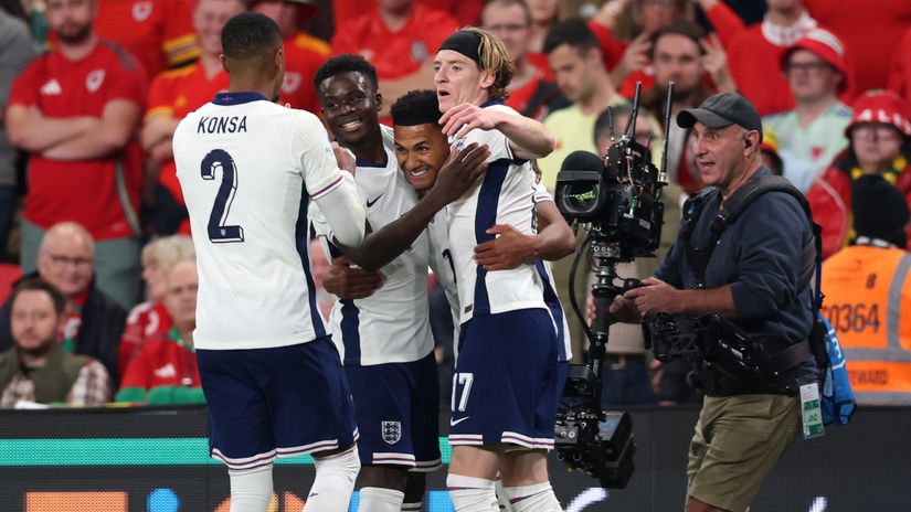 Konsa, Saka, and Gordon celebrate Watkins' goal with him (©Julian Finney/Getty Images)