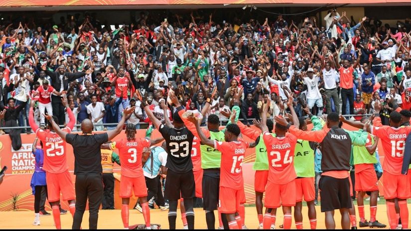 Harambee Stars players celebrate with fans © Mozzart Sport