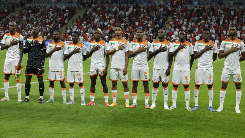Niger's players stand for the anthem (©AFP)