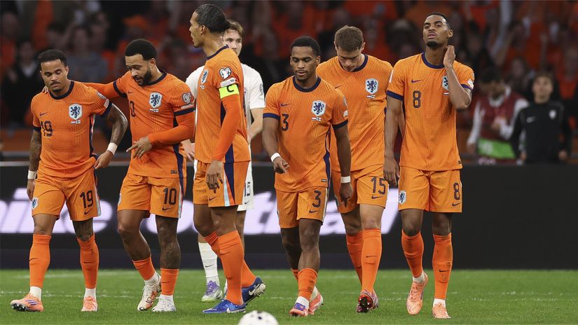 Depay (second from the left), Kluivert, VVD and the others celebrate (©Dean Mouhtaropoulos/Getty Images)