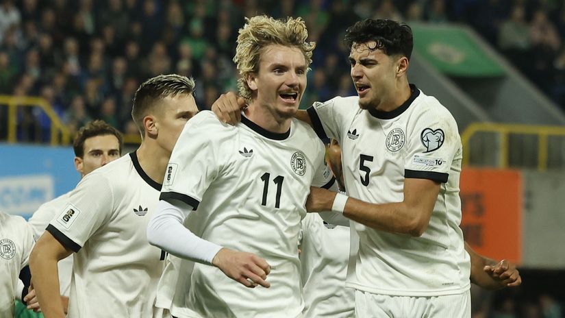 Woltemade celebrates his winner with Aleksandar Pavlovic and the rest of the team (©Reuters/Clodagh Kilcoyne/Gallo Images)