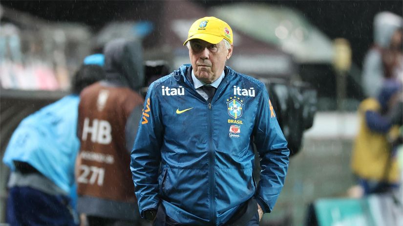 Carlo Ancelotti against Japan (©Chung Sung-Jun/Getty Images)