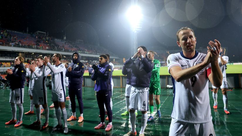 The Englishmen greet their fans after the win (©Carl Recine/Getty Images)