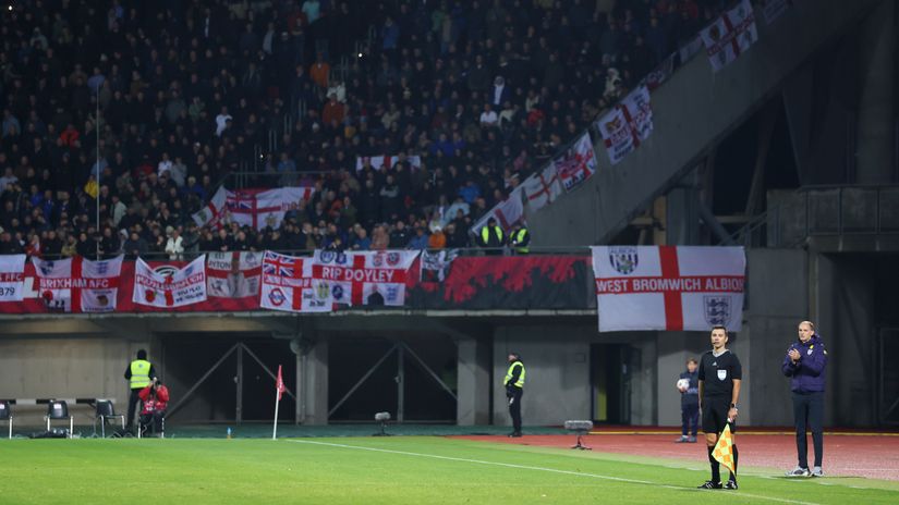 Thomas Tuchel and England fans in the background (©Getty Images)