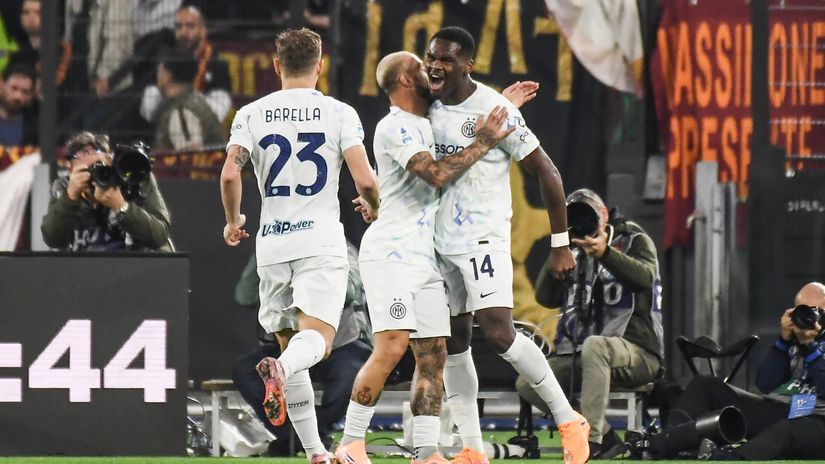 Bonny celebrates his winner with Barella and Dimarco (©Ivan Romano/Getty Images/Gallo Images)