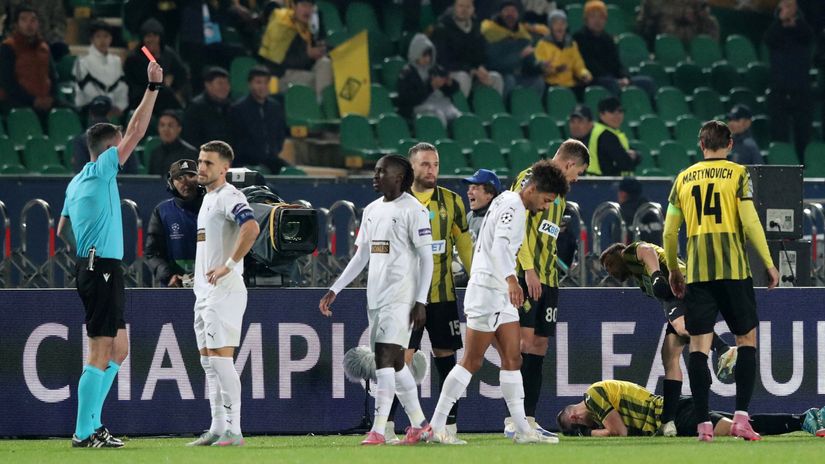 Red card to Joao Correira (©Gallo Images)