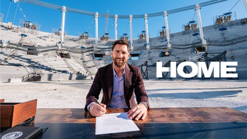 Lionel Messi signing a contract extension (@x.com/InterMiamiCF)