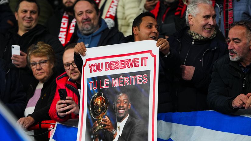 PSG fans with a placard with a picture of Ousmane Dembele with the Ballon d'Or trophy (©Pau Barrena/Getty Images)