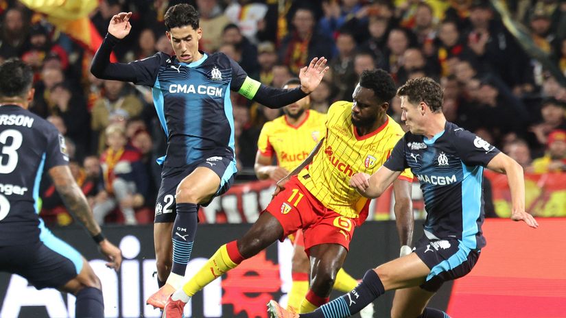 Aguerd and Pavard of Marseille trying to stop Lens' Edouard (©AFP)