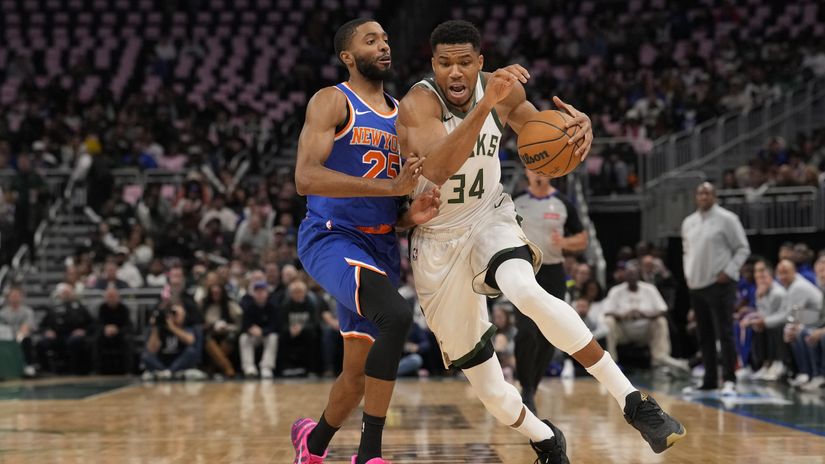 Tom Brady would be envious - Antetokounmpo's dribble (©Getty Images)